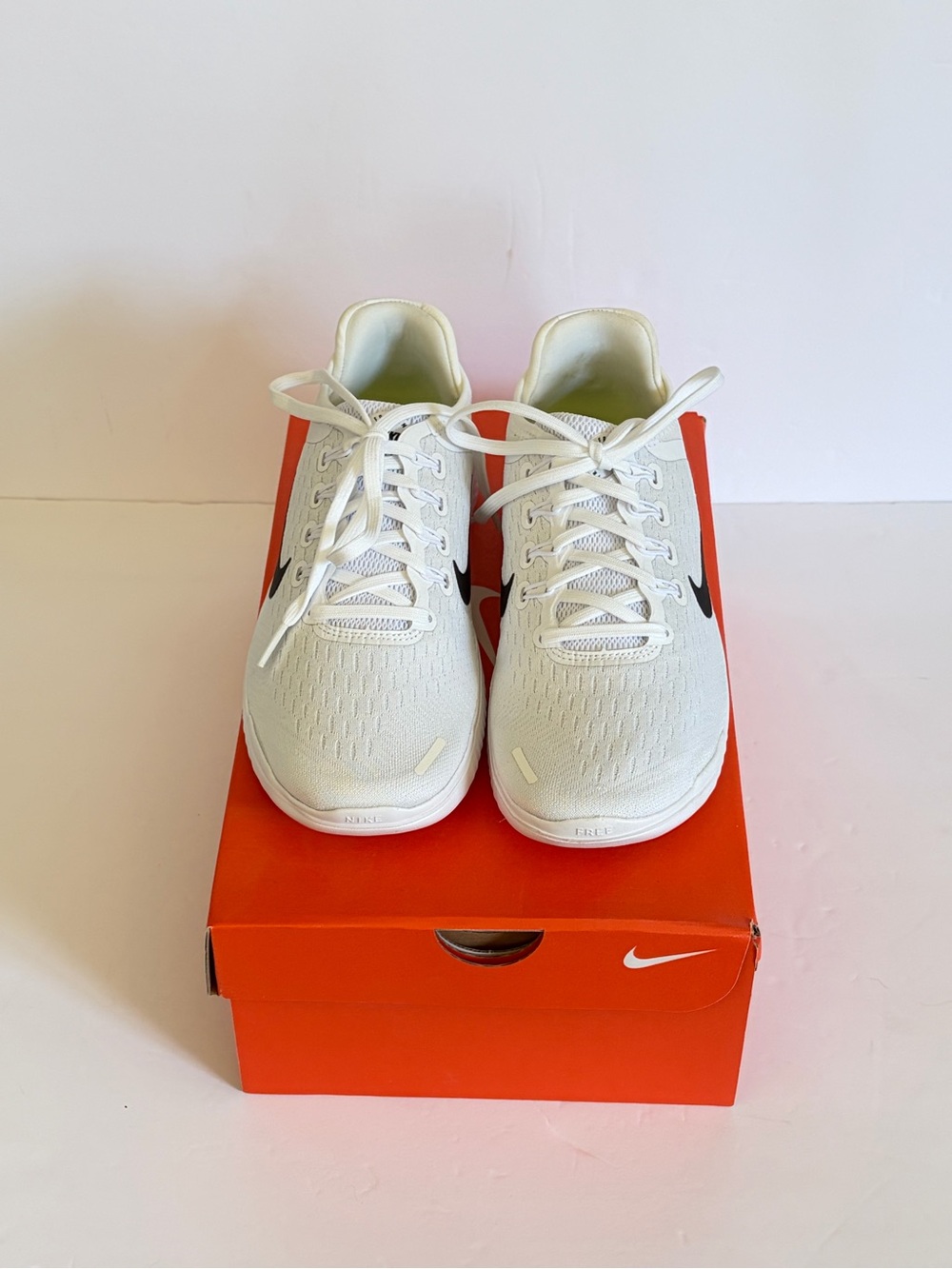NEW IN BOX Nike Women’s Free Run White Running Sneakers Shoes Size 8.5 - Picture 2 of 7